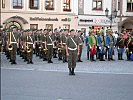 Die MilitärmusikOÖ mit ungarischen Traditionssoldaten erwartet ....