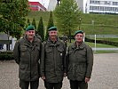 V.l.: Major Gerhard Oberreiter, Oberst Josef Pölz und Oberstleutnant Werner Greuszing vor dem Atomkraftwerk in Temelin.