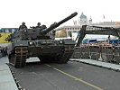Die Pionierbrücke 2000 beweist ihre Tragkraft bei der Überfahrt eines Kampfpanzers 'Leopard 2A4'.