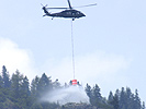 ...leerten die Heeres-Helikopter mehr als 300.000 l Wasser über dem Feuer ab.