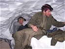 Wo Soldaten überall schlafen können: Biwak in einer Schneehöhle.