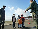 Eurofighter-Einsatzpilot Roland Miedler, r., beantwortete alle Fragen der Kinder.