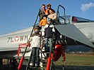 Die vier Burschen aus Spielberg mit "ihrem" Eurofighter.