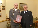 Generalmajor Kritsch erhält den Ehrenbecher aus den Händen des Landtagspräsidenten Holztrattner.