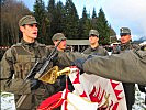 Vier Rekruten leisteten ihr Gelöbnis an der Fahne des Stabsbataillons 6.