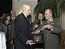 Kommandant Ebner gratuliert Brigadier Liberda zum "Wehrpolitischen Kärntner 06".