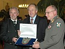 Rudolf Schober (Mitte) ist der "Wehrpolitischen Kärntner des Jahres". Brigadier Spath (r.) gratuliert.
