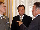 Konstruktiver Dialog: Bundespräsident Fischer im Gespräch mit Minister Platter und General Schittenhelm.