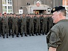 Der Generalstabschef spricht sich deutlich für die Beibehaltung der allgemeinen Wehrpflicht aus. Im Bild: General Entacher bei einem Besuch der Garde.