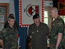 Zwei deutsche Offiziere begrüßen den General beim Wettkampf "Grenadier 2008".
