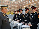 Generalleutnant Edmund Entacher (l.) mit den Trommlern der Militärmusikhochschule Moskau.
