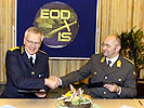 Generalmajor Lidström und Brigadier Bäck bei der Unterzeichnung des Vertrages. Österreich ist der sechste Partner in der User Group der Datenbank.