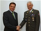 Günther Platter mit den neuen Kommandanten Oberstleutnant Herbert Krasznitzer ...