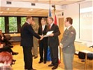 V.l.: Johann Drabek vom Verteidigungsministerium in Wien, Kursdirektor Jochen Rehrl und Botschafter Franz Josef Kuglitsch bei der Zertifikatsübergabe.
