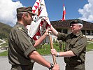 Generalmajor Bauer (r.) übergibt die Fahne des neuen Bataillons an Oberstleutnant Ostermann.