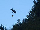 Hubschrauber des Bundesheeres unterstützen die Bekämpfung des Waldbrandes.