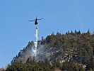Heeres-Hubschrauber löschten Waldbrände, unter anderem in der Kranebitter Klamm.