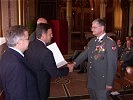 Das Dekret bekam Vizeleutnant Schwarz von Verteidigungsminister Platter überreicht.