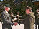 Brigadier Berktold bedankt sich bei Vizeleutnant Lemberger (r.), dem Kommandanten des Felbertales.