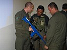 Spezialisten der Heerestruppenschule begutachten die Waffenoptronik des französischen FELIN-Programmes.