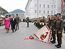 ...schritten Bundespräsident Fischer und Landeshauptfrau Burgstaller die Front der angetretenen Soldaten ab.