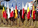 Die Flaggen der teilnehmenden Nationen vor dem Eingang zum "EU-Force-Headquarter".