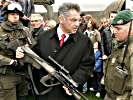 Auch Bundespräsident Heinz Fischer nützte die Gelegenheit. Hier begutachtet er ein Sturmgewehr.