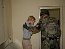 Eines der Szenarien: Militärpolizisten schützen eine Frau vor ihrem gewalttätigen Mann.