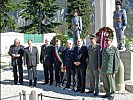 Die österreichische Delegation gedenkt den Gefallenen am Soldatenfriedhof in Arsiero.