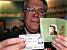 Generalmajor Christian Segur-Cabanac erhielt den ersten neuen Scheckkarten-Führerschein. Sein Papierausweis (re.) hat ausgedient. (Foto: W. Theuretsbacher)