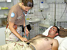 Eine Ärztin des Bundesheeres betreut einen Soldaten.