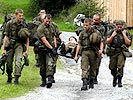 Schweißtreibend: Unteroffiziersanwärter transportieren einen Verwundeten Kameraden.