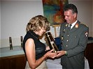 Oberst Johann Gruze gratuliert den Siegern Gerlinde Wernitznig...
