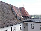 Heikle Aufgabe: Mit einem Seil gesicherte Soldaten am Dach des Klosters Michaelbeuern.