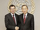 Verteidigungsminister Darabos, l., mit UN-Generalsekretär Ban Ki-moon.