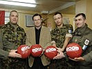Norbert Darabos mit Soldaten aus der Schweiz und Österreich. Als Geschenk gab's Euro 2008-Fußbälle.