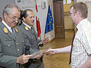Die Brigadiere Heinz Kurka (l.) und Roland Melchart gratulieren dem Kursbesten Franz Aigner von der Heeresgebäude-Verwaltung Wels.