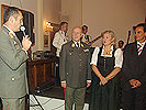 Major Kirchebner begrüßt General Ertl mit seiner Frau und Kabinettschef Kammerhofer (r.).