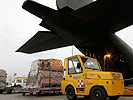 Ein Hercules-Transporter bringt Hilfsgüter nach Colombo.
