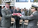 Seefried übergibt die Flagge an den steirischen Militärkommandanten, Oberst Zöllner.