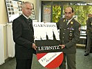 Oberstleutnant Michael Seefried überreicht als letzter Garnisonskommandant dem Leibnitzer Bürgermeister ein Garnisonswappen.