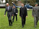 Der Herzog (li.) mit dem Protokollchef des Landes Steiermark und Oberst Trares nach der Landung in der Kirchner-Kaserne ...