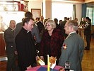 Oberst Fischer (mit Gattin) im Gespräch mit Stadtpfarrer Dlugopolsky.