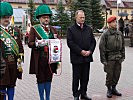 V.r.: Oberst Richard Gruber, Altenmarkts Bürgermeister Rupert Winter und ein Struckerschütze mit dem neuen Wappentuch für das Ehrensignalhorn des Bataillons.