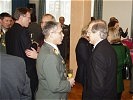 Oberst Gruber im Gespräch mit Dr. Korczak (Siemens).