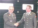 Oberstleutnant Tischler überreicht Vizeleutnant Fuchs das Truppenkörperabzeichen.