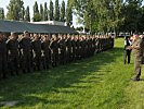 Der Kommandant der Streitkräfte bedankt sich bei der angetretenen Truppe für ihre Einsatzbereitschaft.