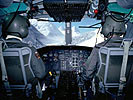 Blick ins Cockpit eines AB-212 Transporthubschraubers. Nicht immer können die Piloten mit derart gutem Flugwetter rechnen.