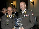 General Roland Ertl (r.) gratuliert Brigadier Dieter Jocham zu 35 Jahren Heerrsversorgungsschule.