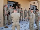 Die erste Befehlsausgabe in der Kaserne in Al Hamra.